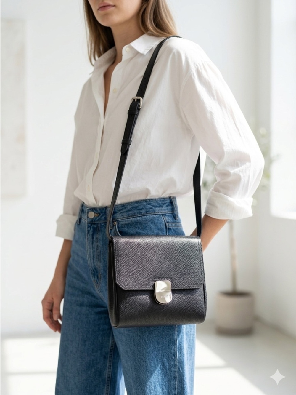 Vintage Escada 90s / Y2K Navy Blue Pebbled Leather Minimalist Crossbody Flap Bag